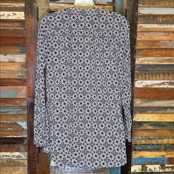 LOFT Soft Pullover 3/4 Buttondown Shirt in Graphic Print red, blue, cream - Picture 4 of 6